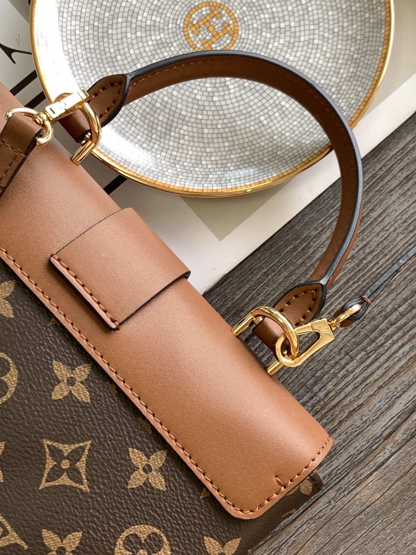 Louis Vuitton LV M44654 Locky BB Handbag in Caramel