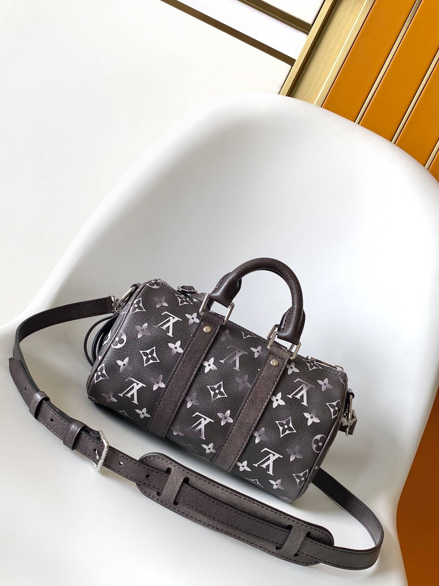 Louis Vuitton LV M11595 Gradient Keepall Bandouli??re 25 Handbag in Monogram Dust