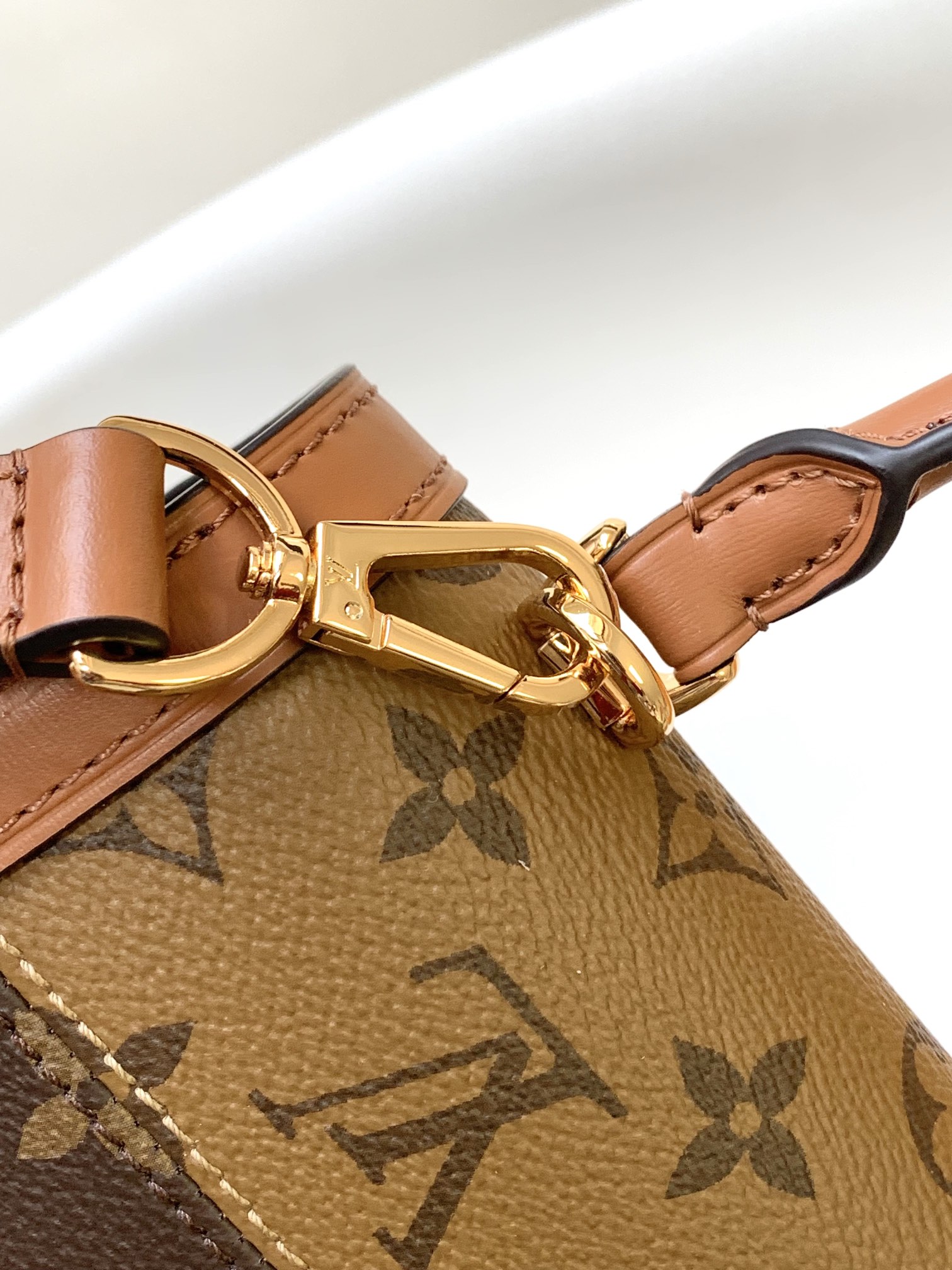  Louis Vuitton LV M46751 Dauphine Capitale Handbag