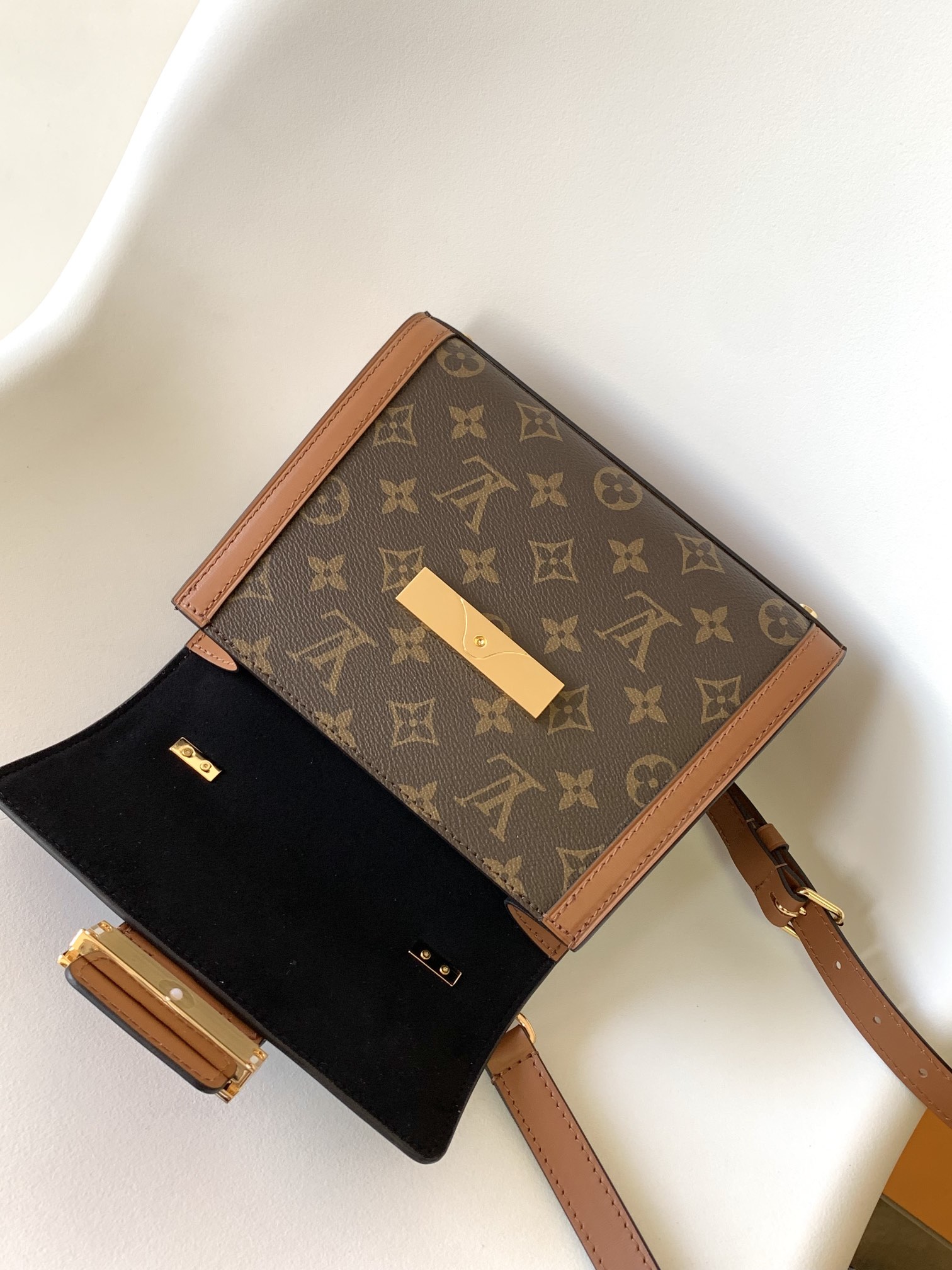  Louis Vuitton LV M46751 Dauphine Capitale Handbag