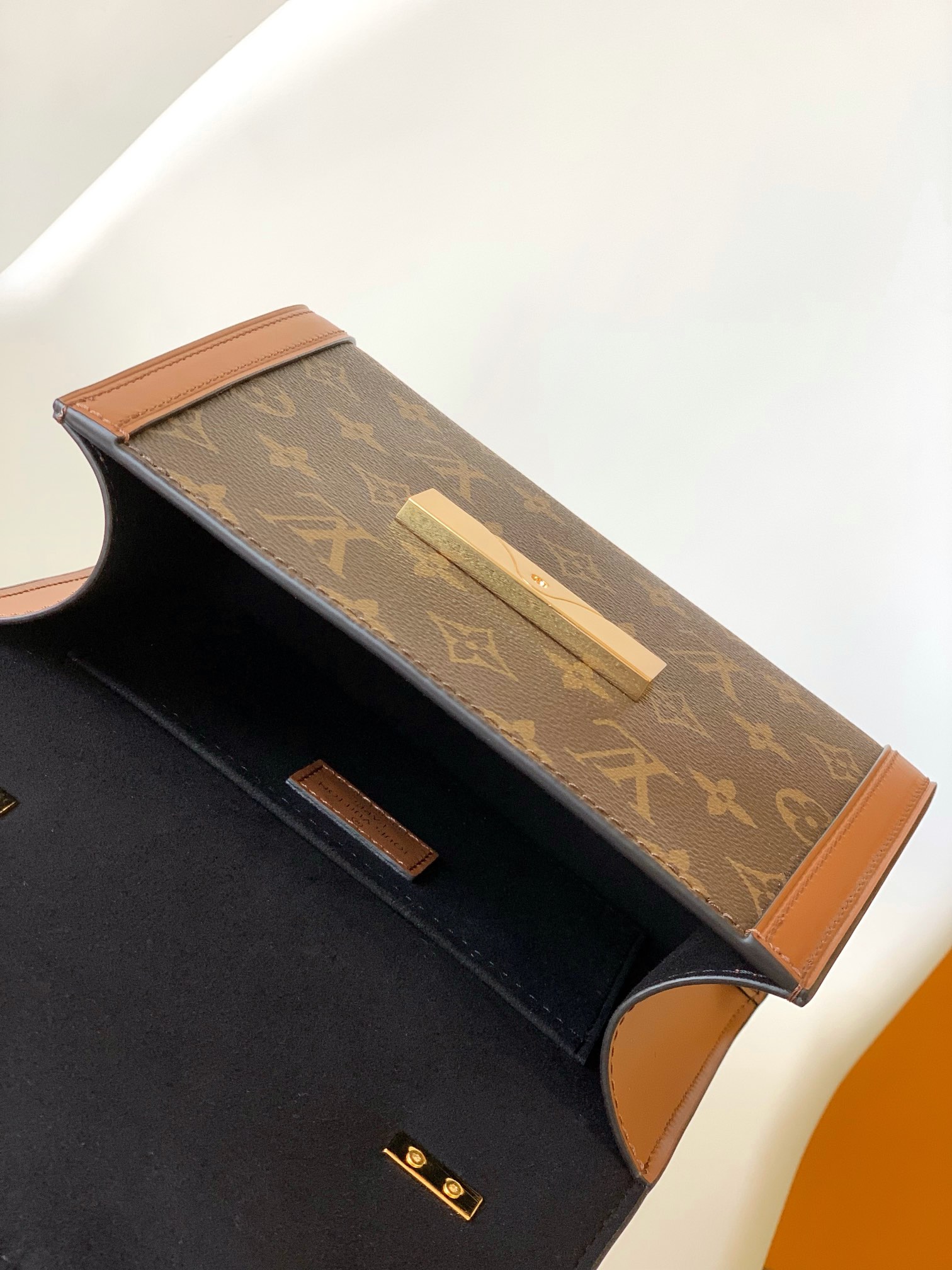  Louis Vuitton LV M46751 Dauphine Capitale Handbag