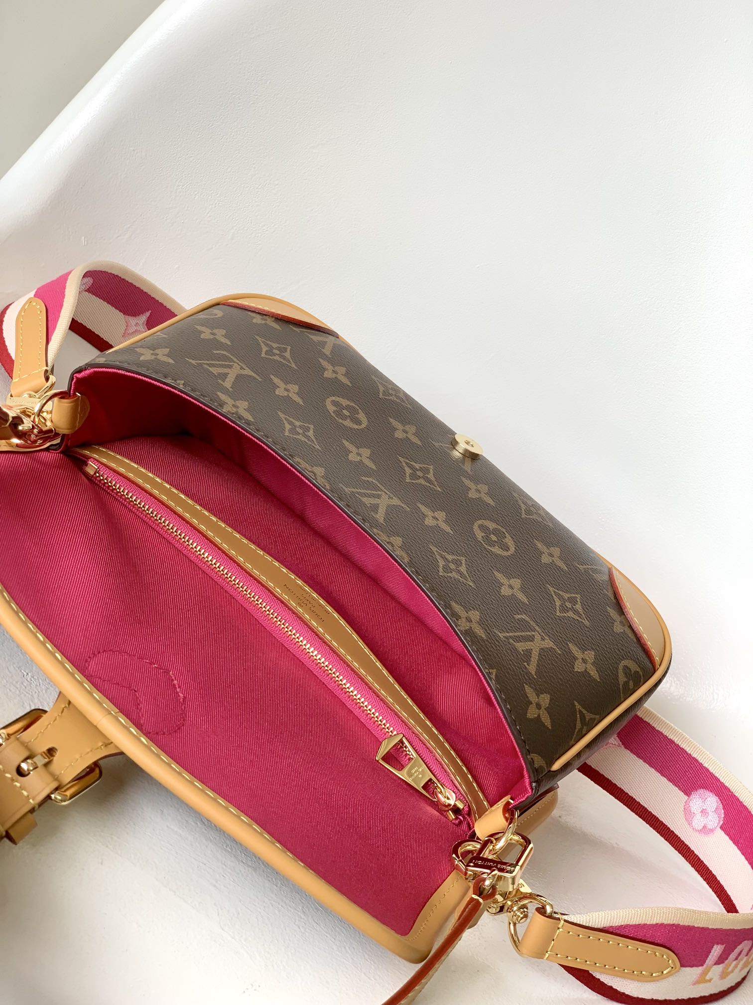 Diane Handbag Louis Vuitton LV  M46049 - Fuchsia