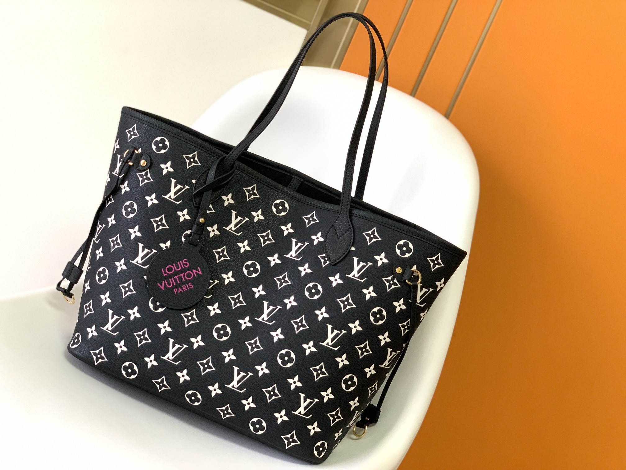 Louis Vuitton LV M46103 Neverfull MM Handbag in Black and White