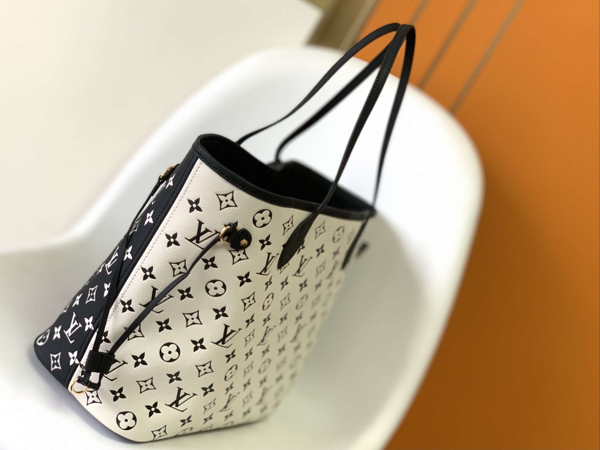 Louis Vuitton LV M46103 Neverfull MM Handbag in Black and White