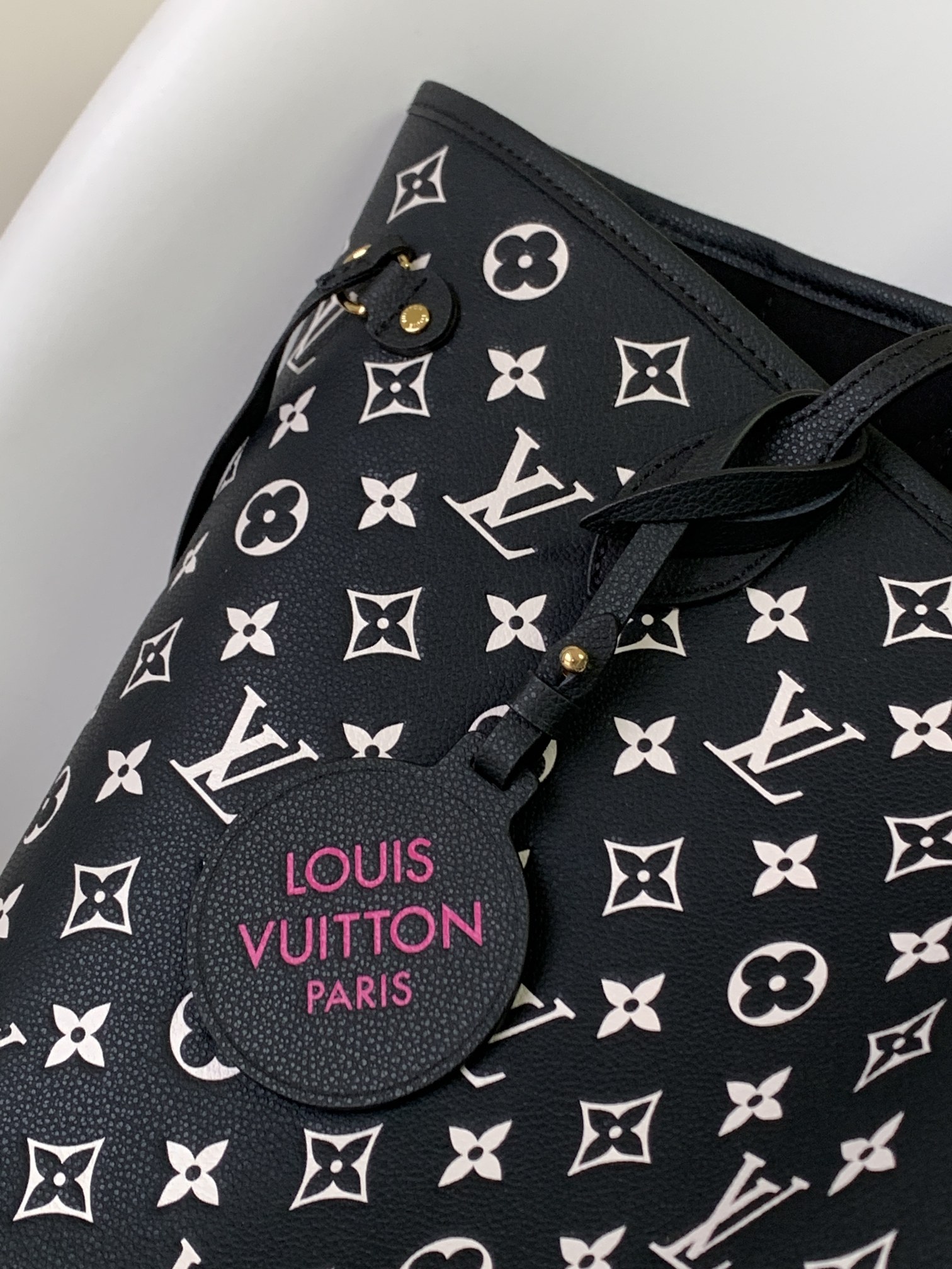 Louis Vuitton LV M46103 Neverfull MM Handbag in Black and White