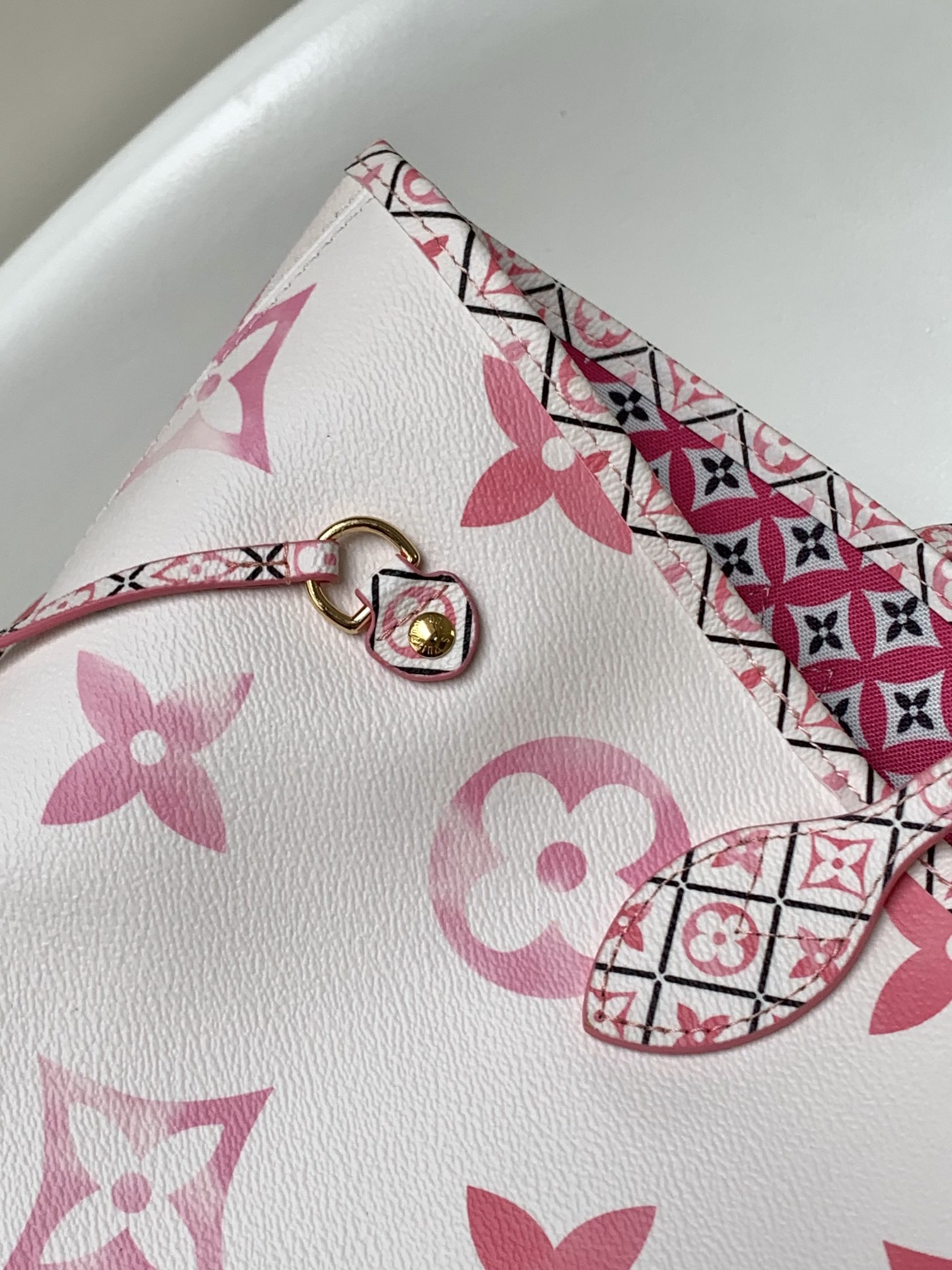 Louis Vuitton LV Neverfull MM M22980 - Fuchsia Giant Monogram