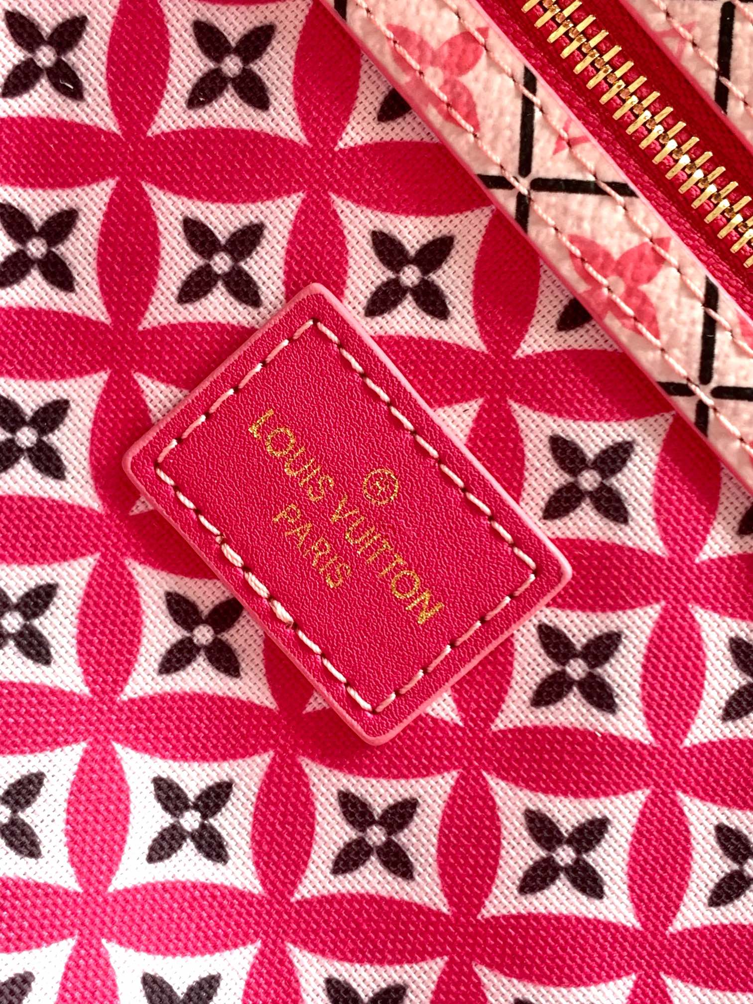 Louis Vuitton LV Neverfull MM M22980 - Fuchsia Giant Monogram