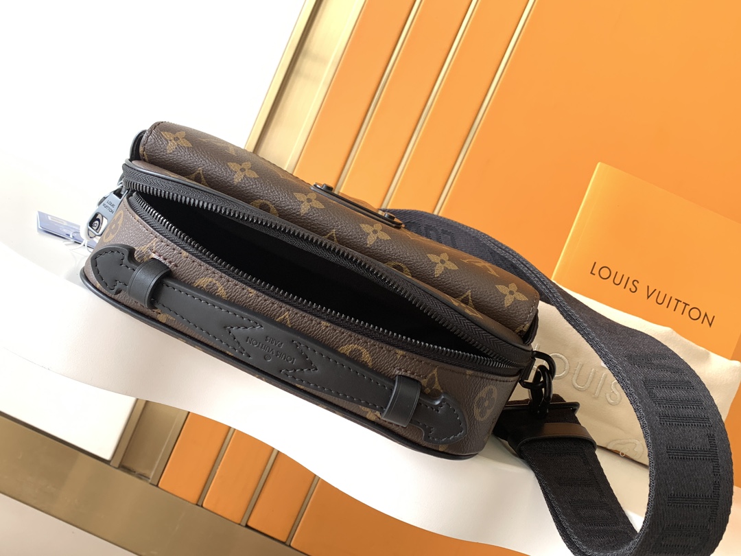  Louis Vuitton LV S Lock Messenger Bag M45806