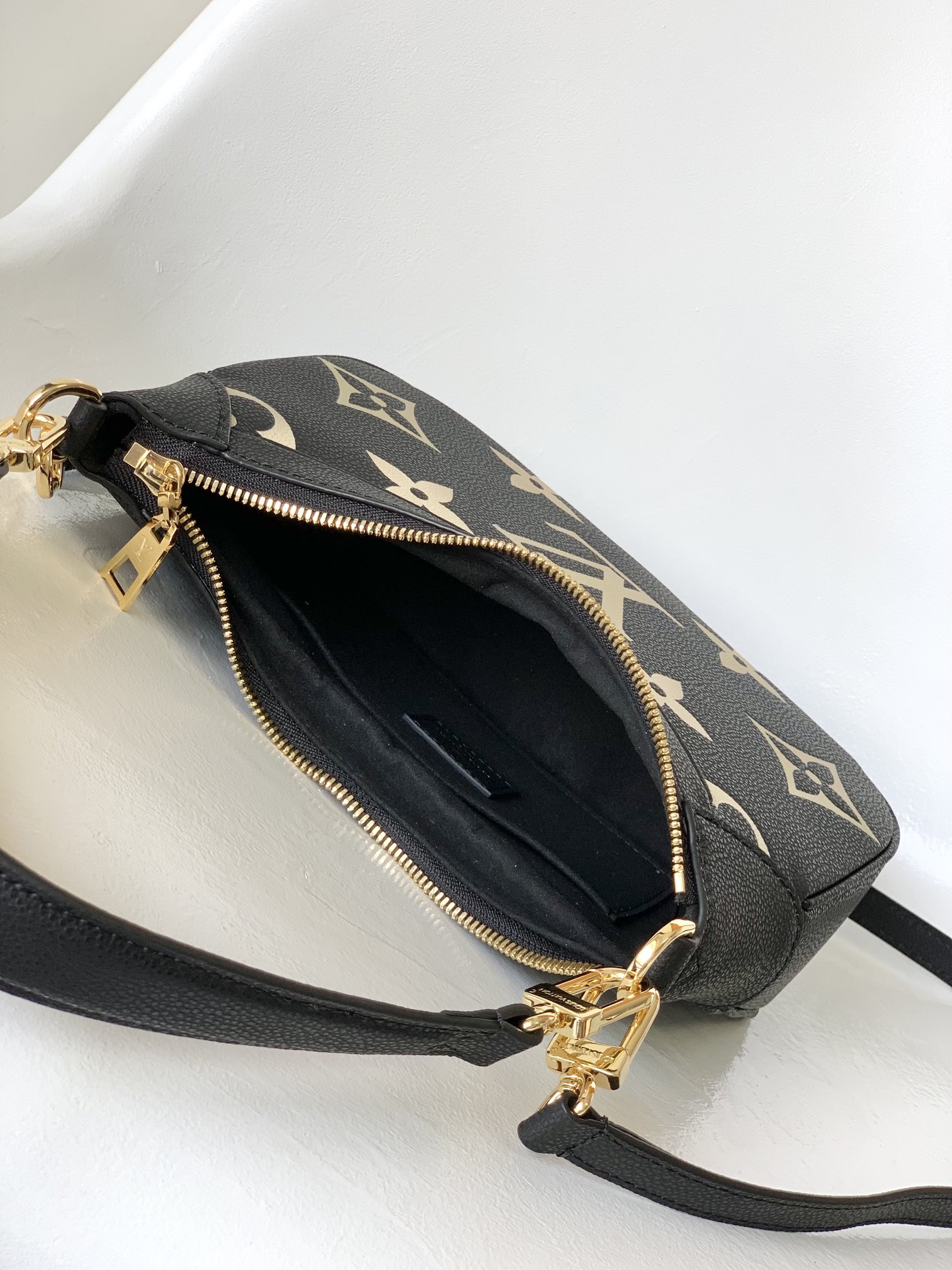 Louis Vuitton LV Bagatelle Bag M46119 in Black