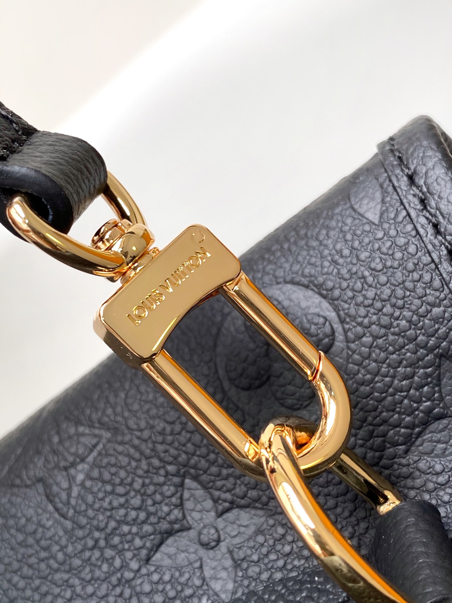 Louis Vuitton LV Handbag - M11393 (Black)