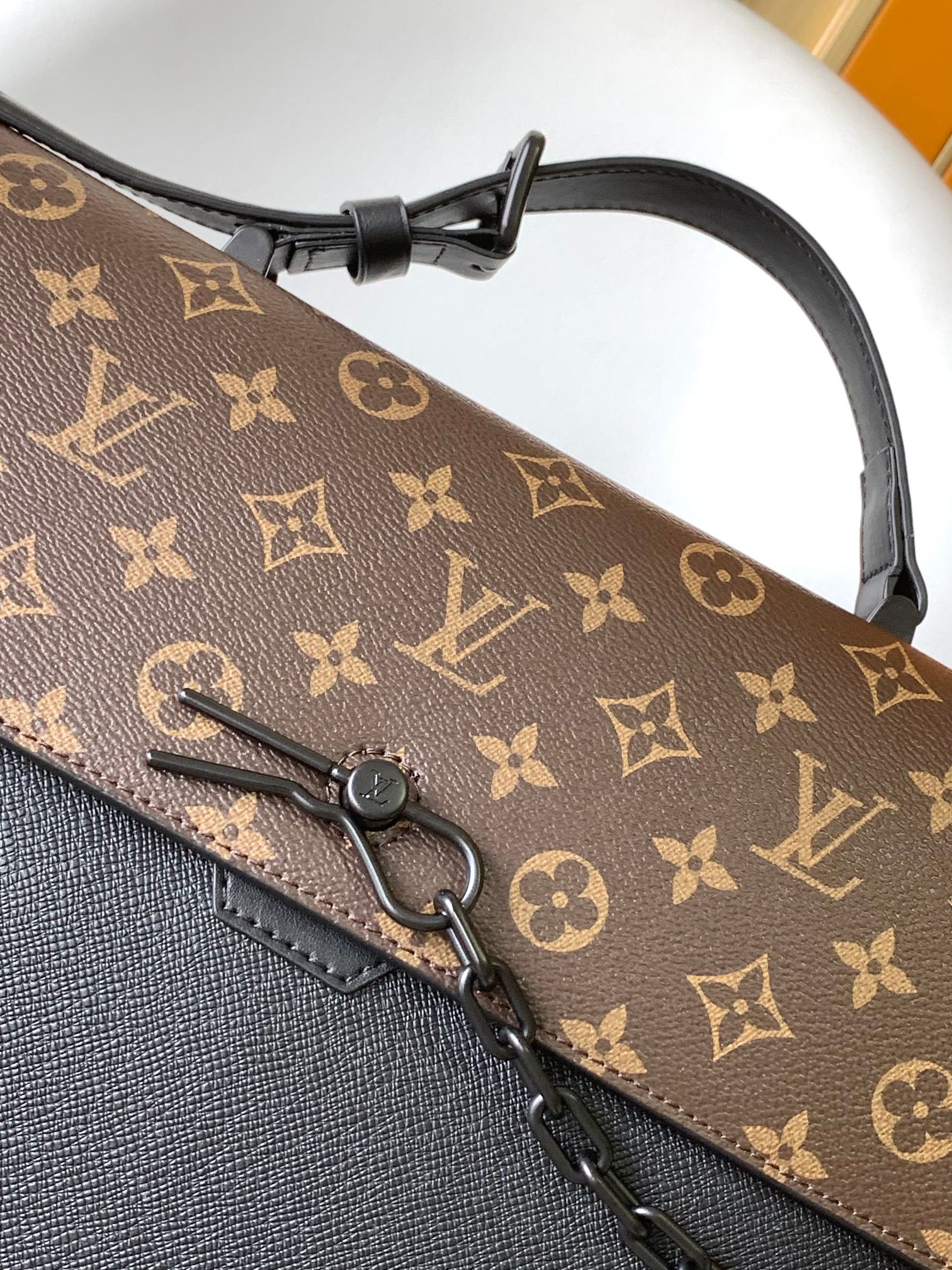 Louis Vuitton LV Robusto Briefcase - M30591 Black