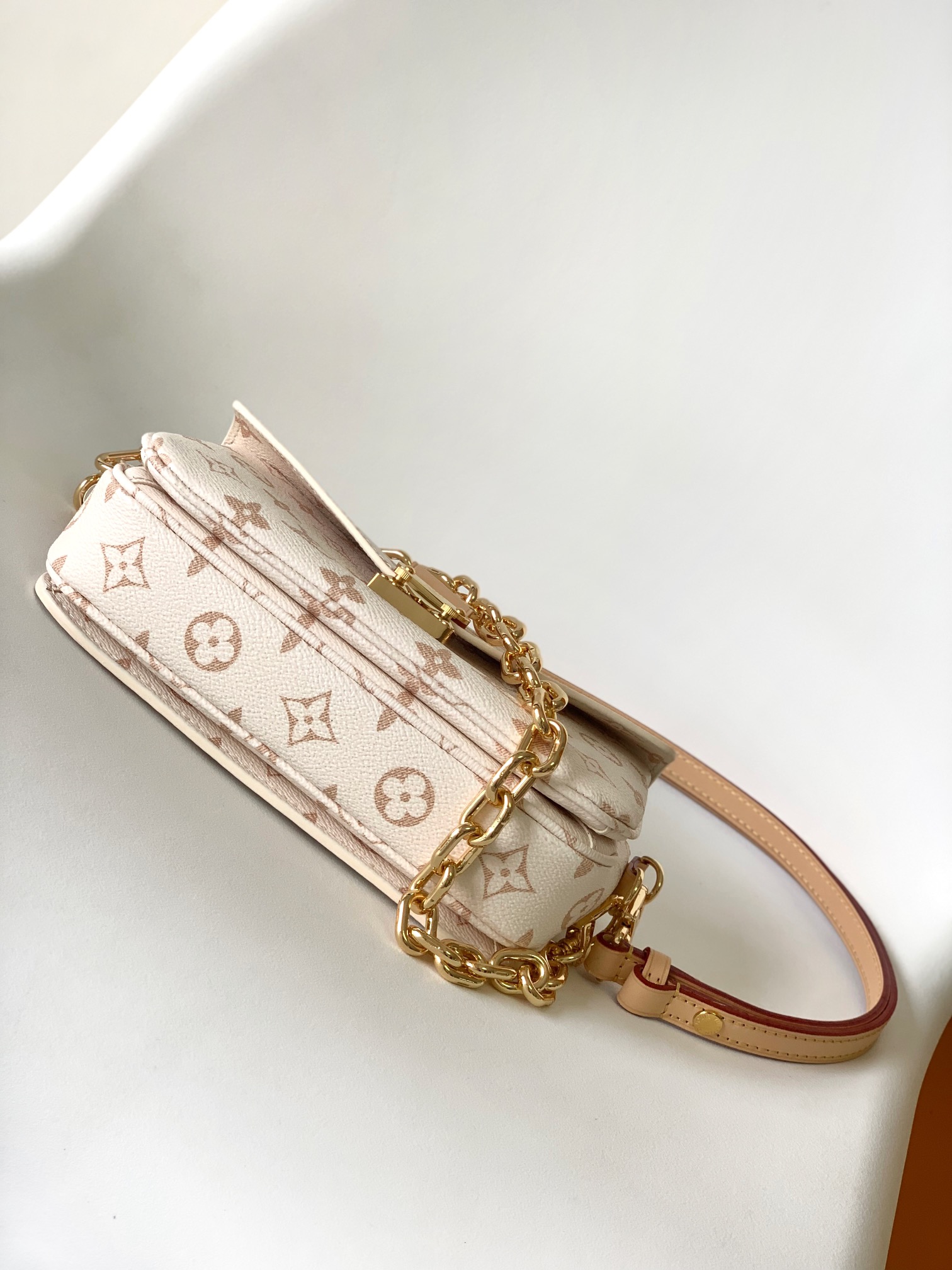 Louis Vuitton LV Pochette M??tis East West Bag - White Flower (Model M46914)