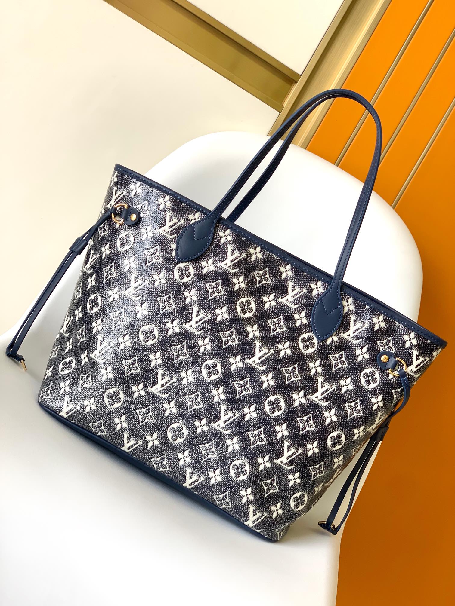 Louis Vuitton LV Neverfull MM Handbag - M22921