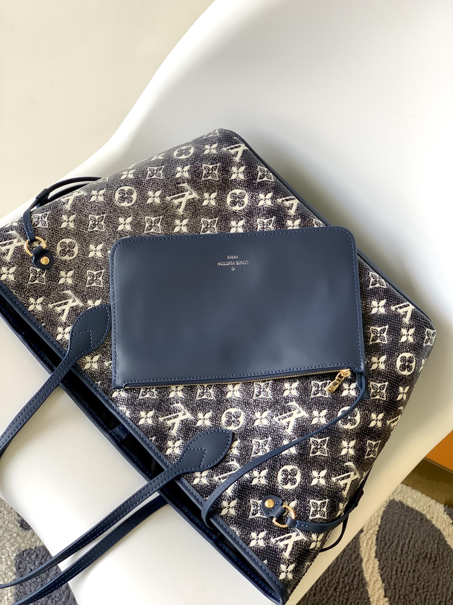 Louis Vuitton LV Neverfull MM Handbag - M22921