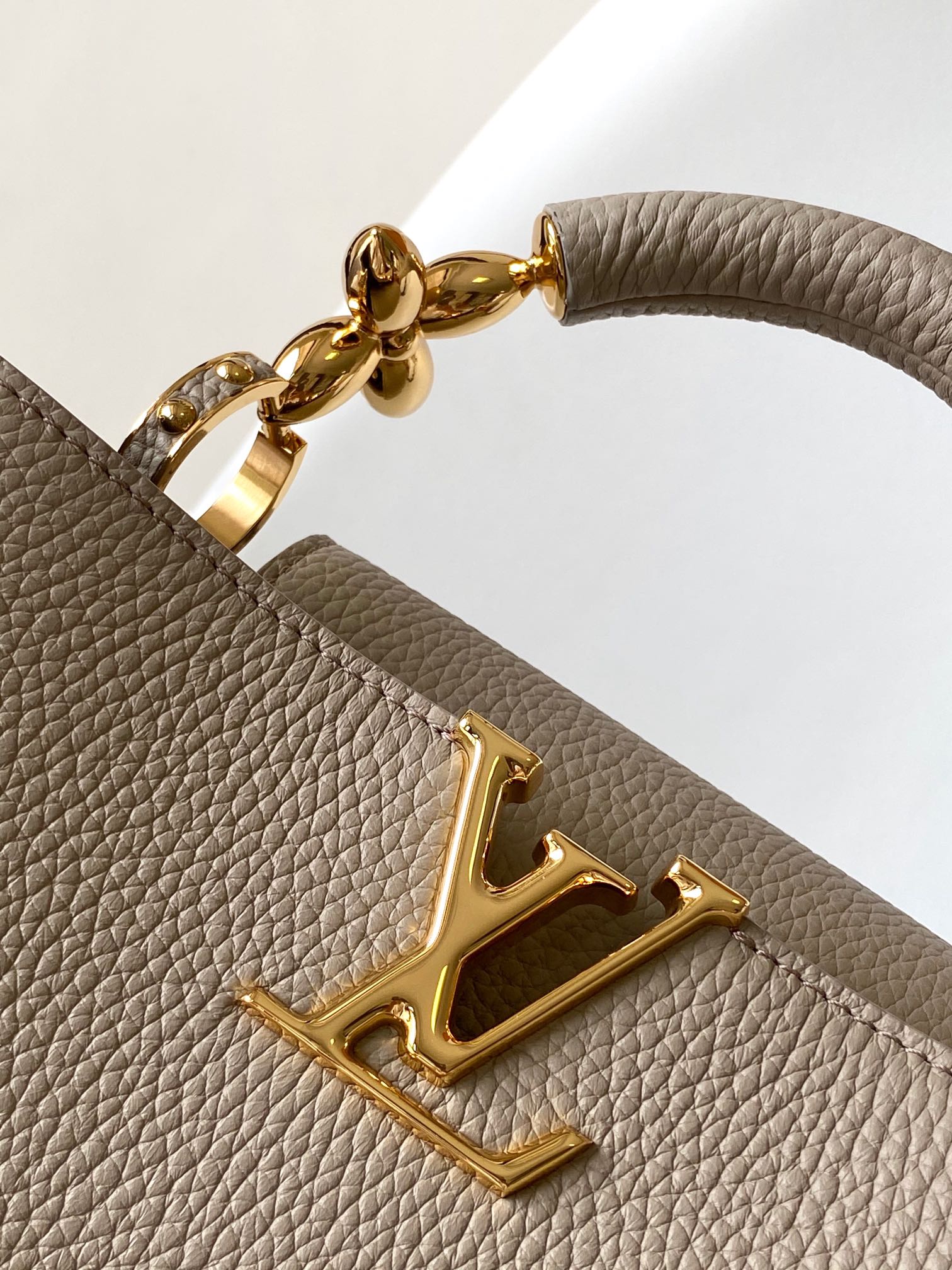 Louis Vuitton LV Capucines Mini Handbag - M23945 Grey (Large)