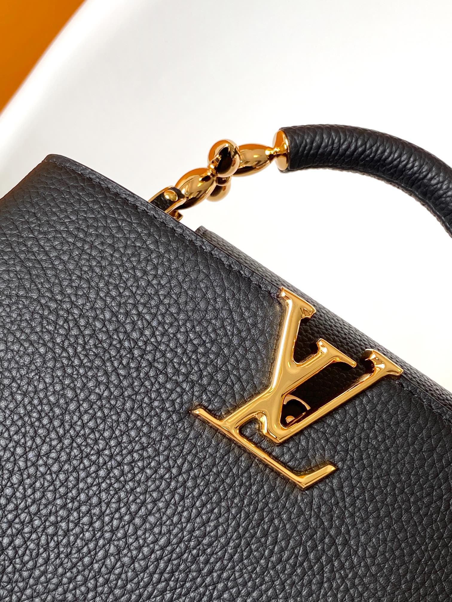 Louis Vuitton LV Capucines Mini Handbag - M23943 Black (Large)