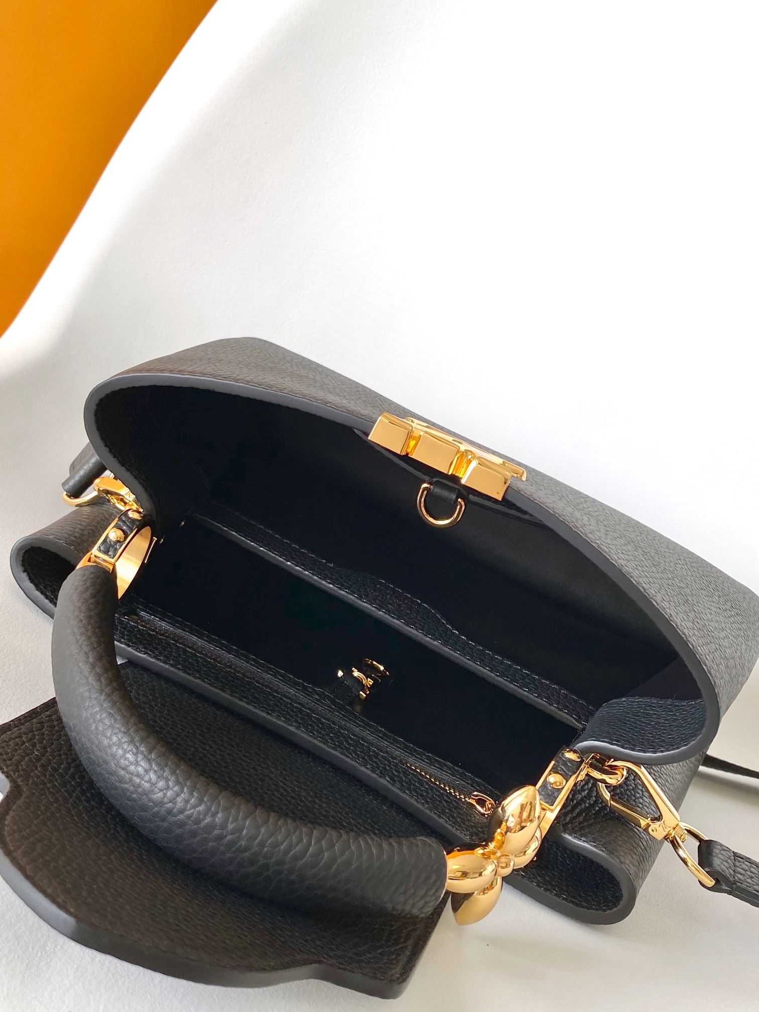 Louis Vuitton LV Capucines Mini Handbag - M23943 Black (Large)