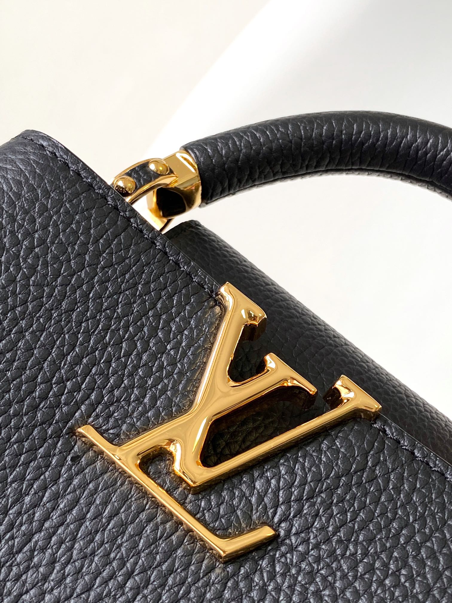 Louis Vuitton LV Capucines Mini Handbag - M23943 Black (Small)