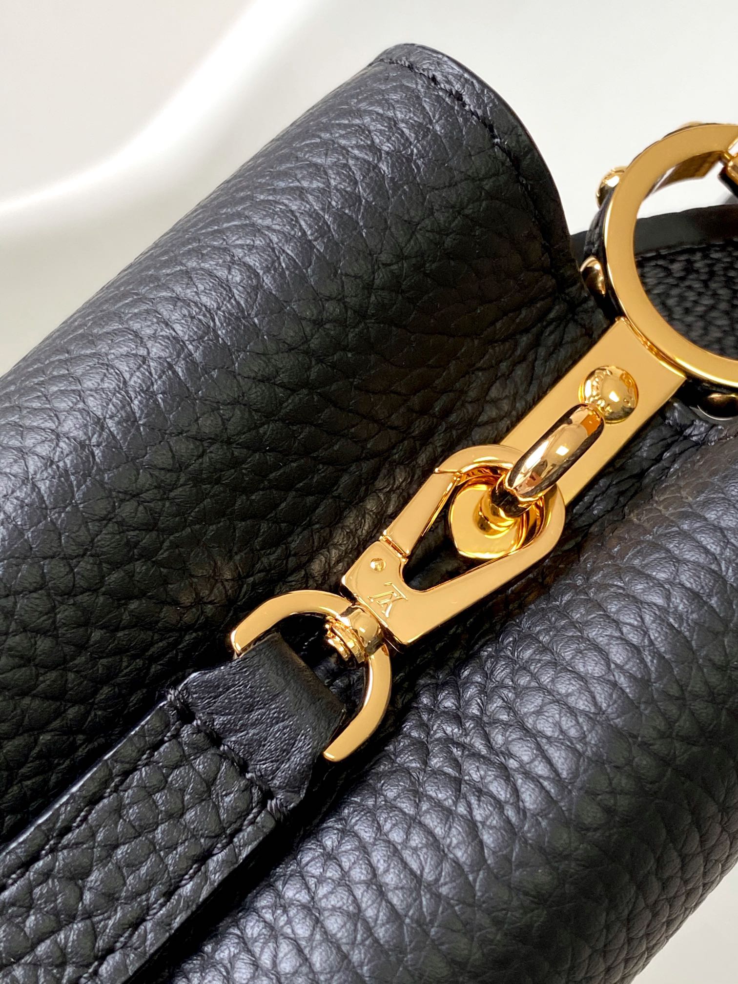 Louis Vuitton LV Capucines Mini Handbag - M23943 Black (Small)