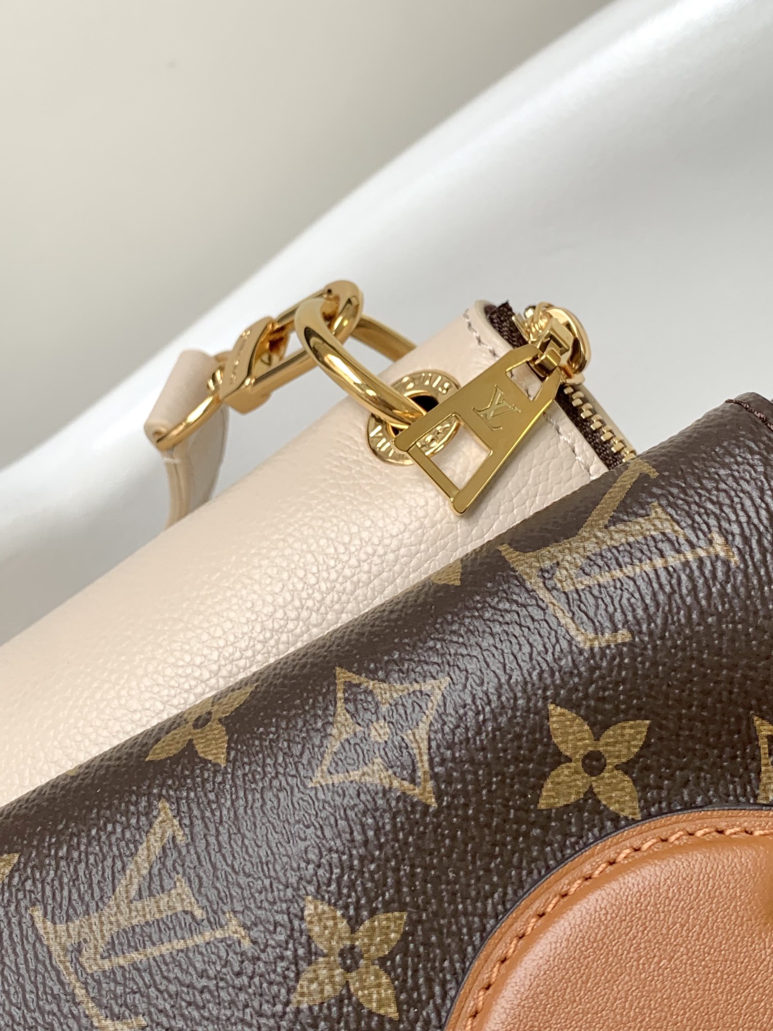 Louis Vuitton LV Op??ra Medium Handbag - M46478 Cream