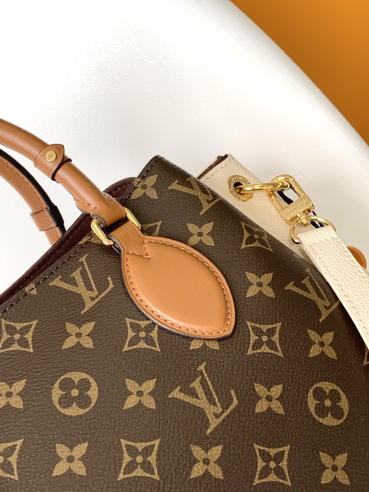 Louis Vuitton LV Op??ra Medium Handbag - M46478 Cream