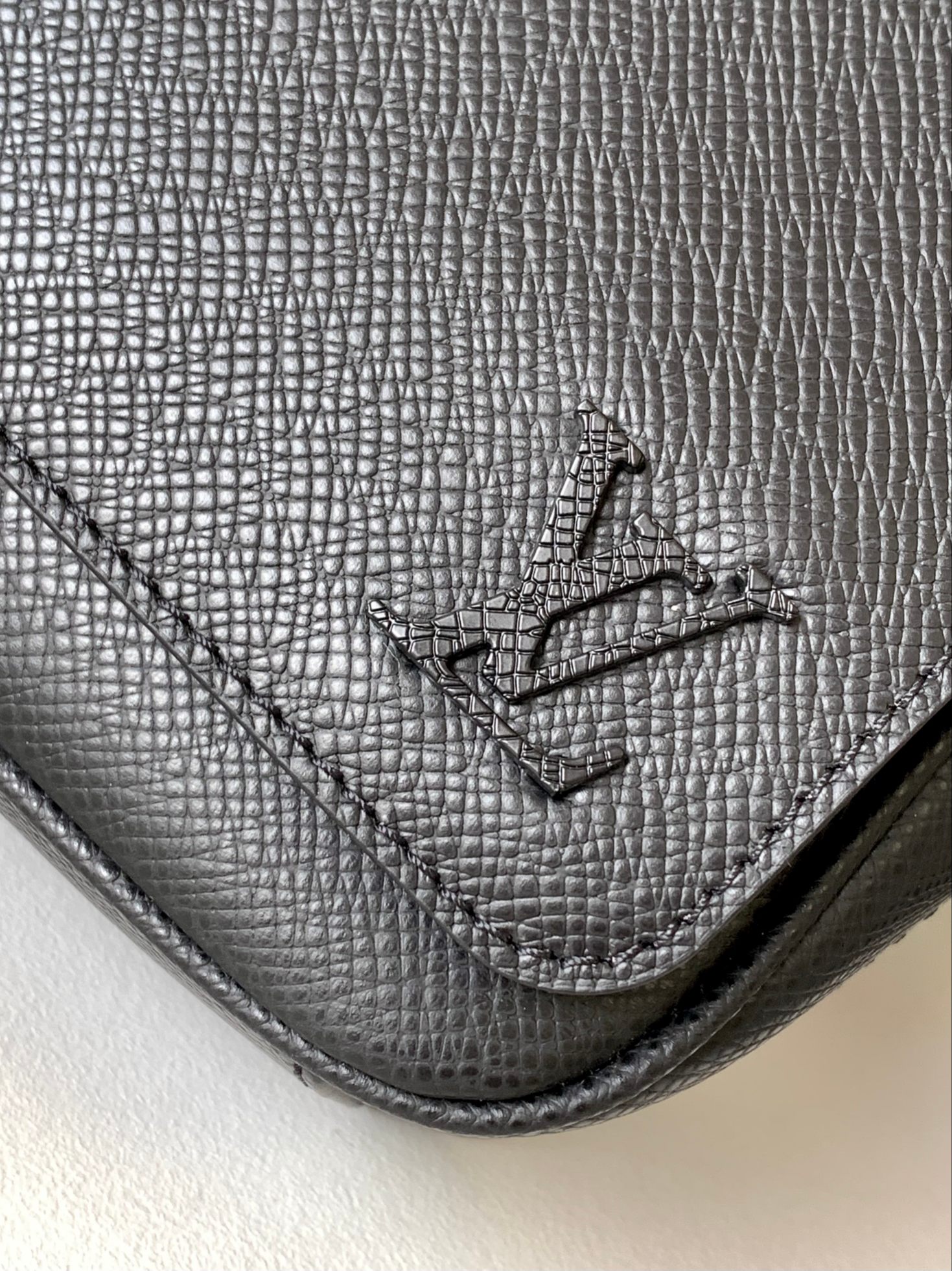 Louis Vuitton LV District PM Messenger Bag - M42711 Full Leather Black