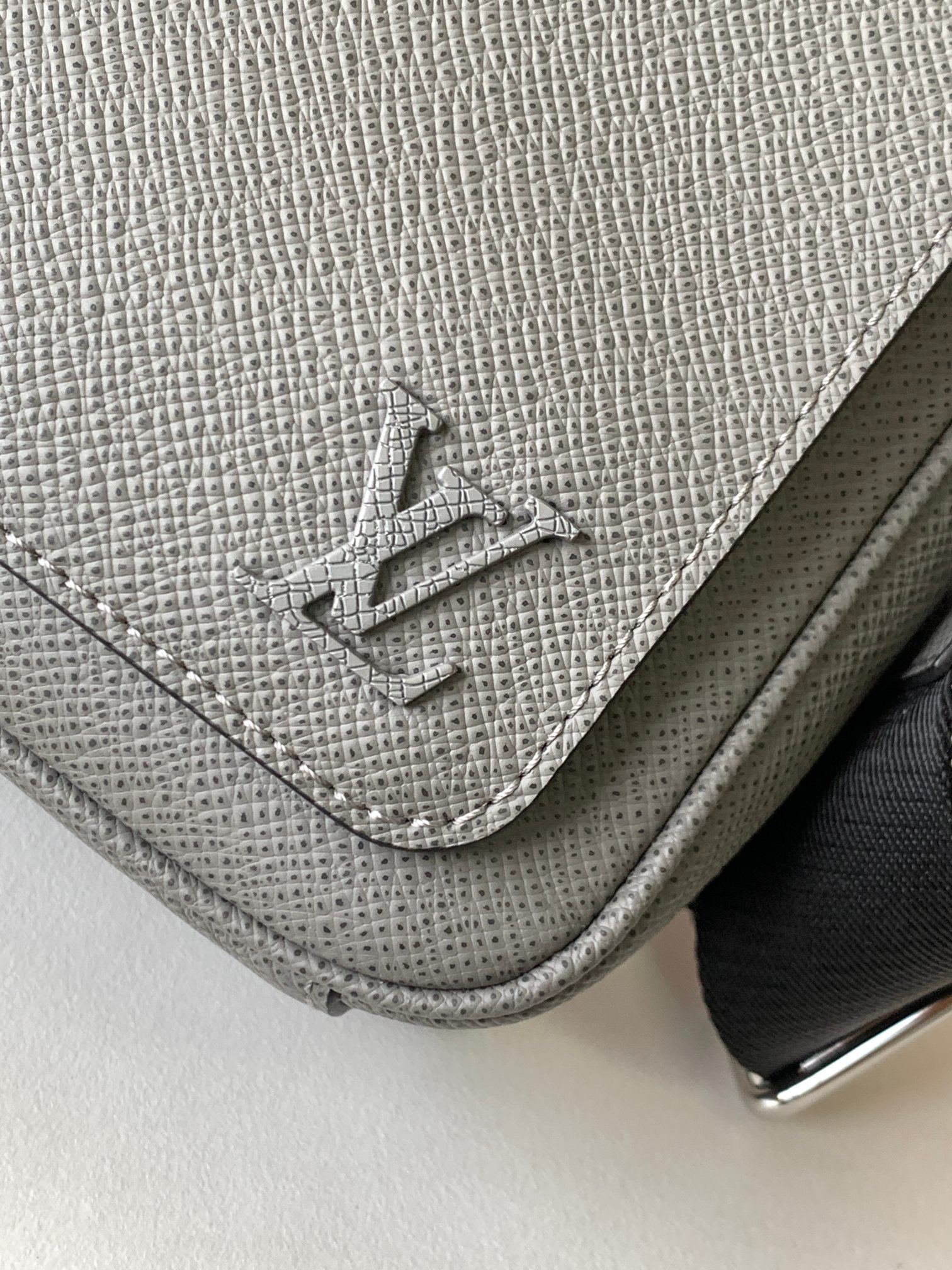 Louis Vuitton LV District PM Messenger Bag - M30851 Silver Grey