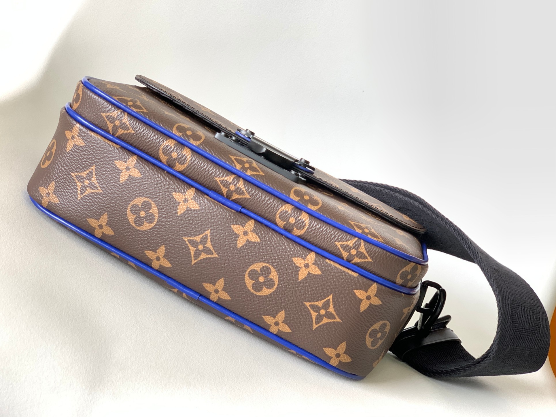 Louis Vuitton S Lock Messenger Bag - M45836 